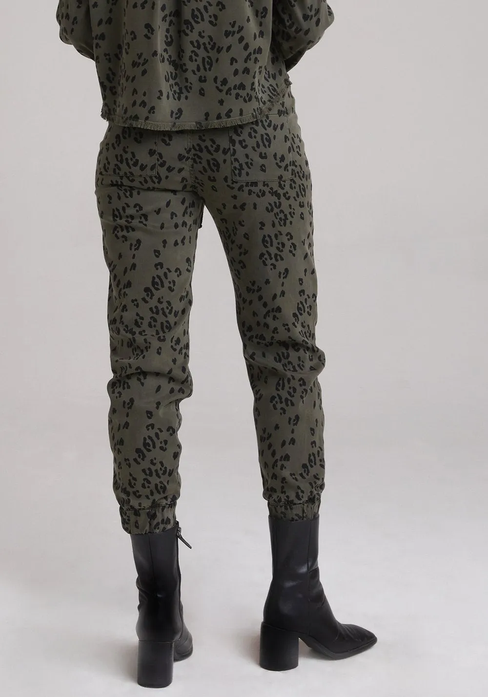 BELLA DAHL - Pocket Jogger in Olive Leopard